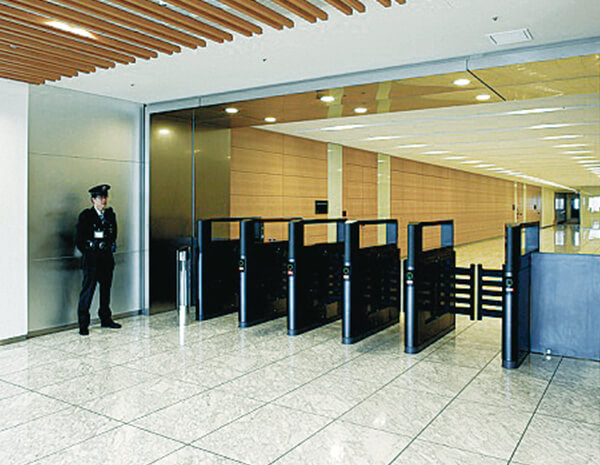 オフィスロビーには侵入を防ぐセキュリティゲートを設置可能（バンク使用の場合）